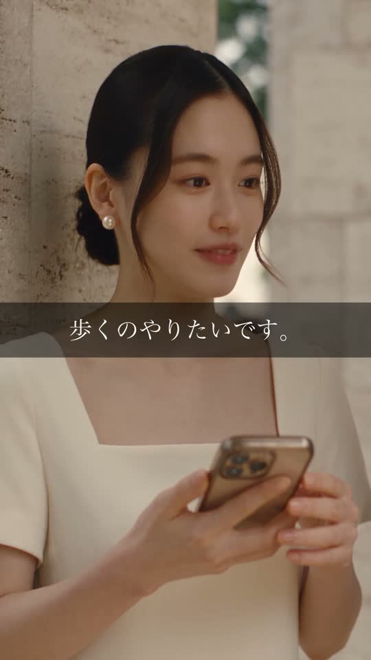 スマートフォンを手に希望を話す花嫁