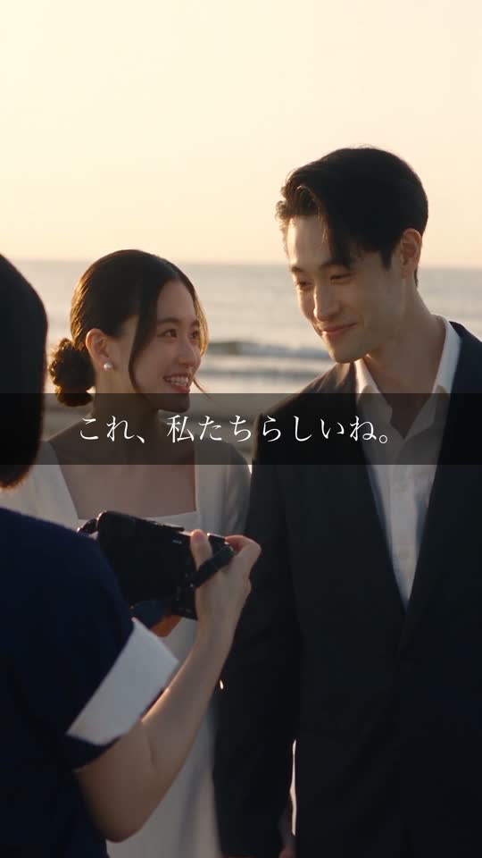 サンプル映像の場面：撮った写真を見て笑うふたり